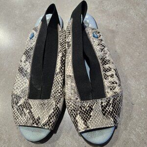 CLOUD Women's Snakeskin Print Black Elastic Slingback Open Toe Sandals - Size 7M